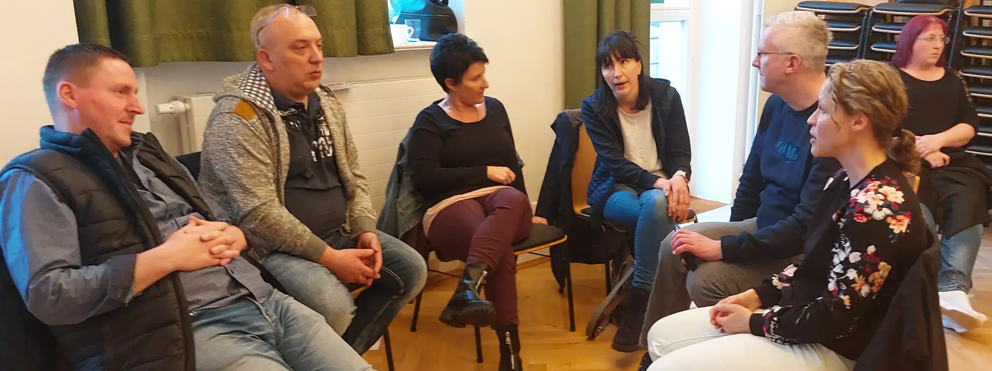 Menschengruppe diskutiert