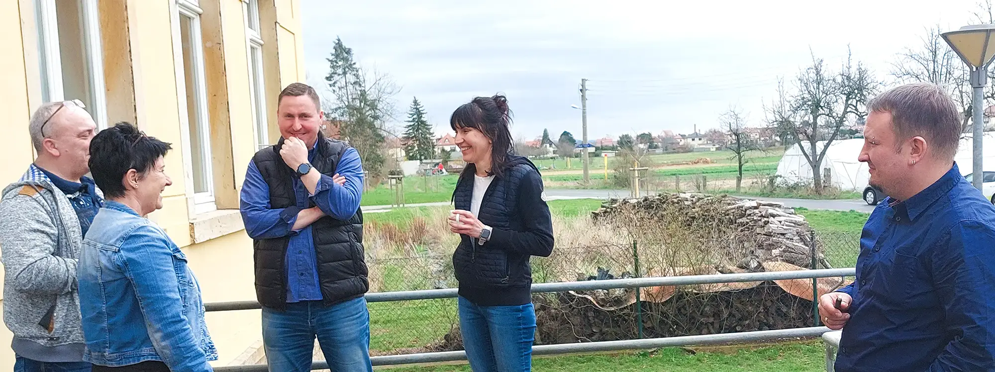 Teilnehmer unterhalten sich in der Kaffeepause